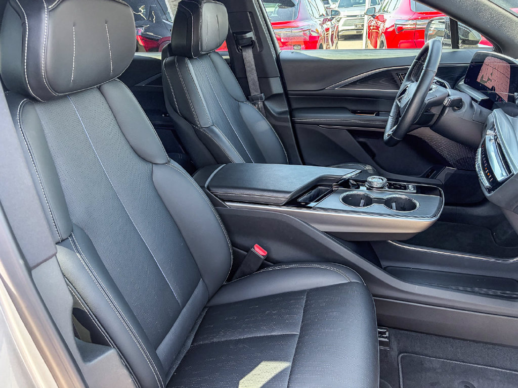 Used 2025 Cadillac Lyriq Luxury AWD/4WD image 33