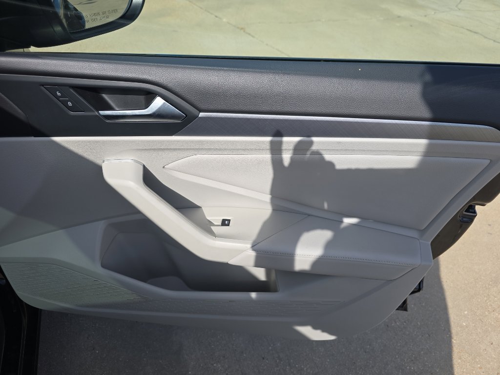 Used 2023 Volkswagen Jetta SE w/ Panoramic Sunroof Package image 15