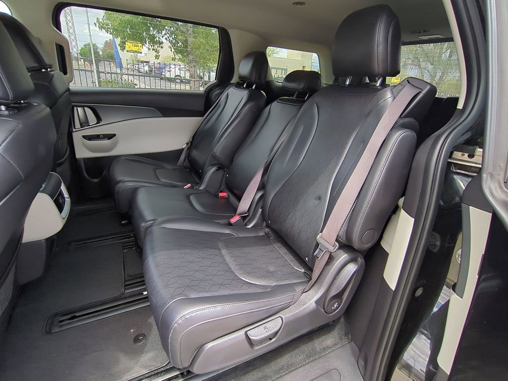 Used 2023 Kia Carnival LX FWD image 25
