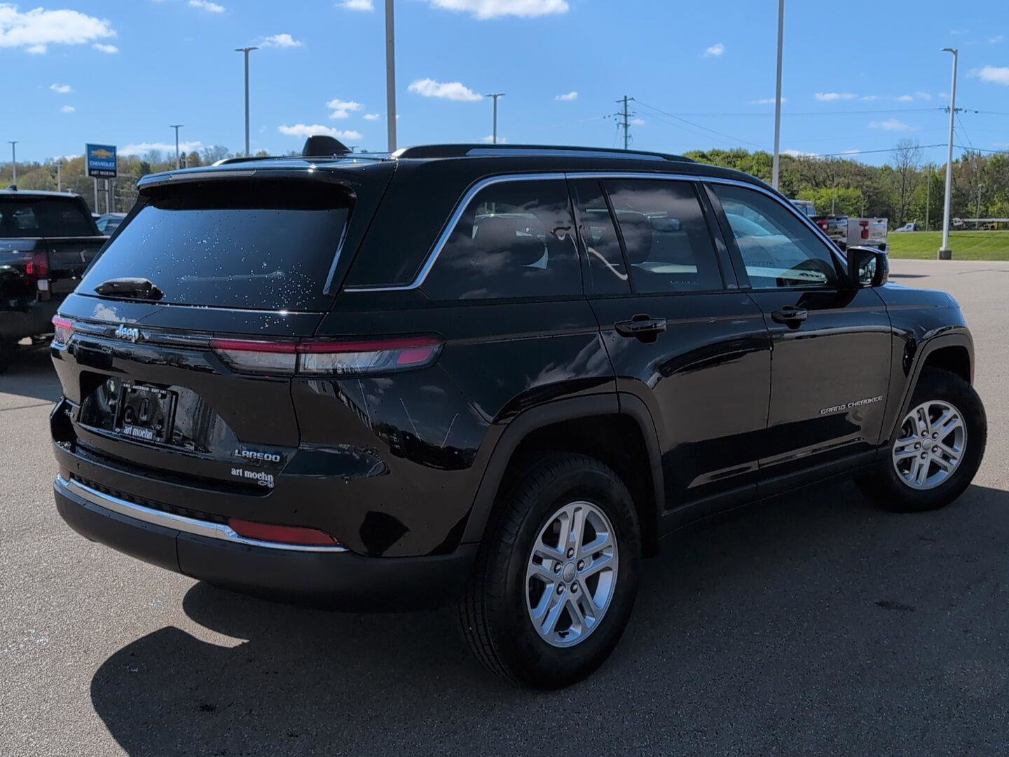 Used 2023 Jeep Grand Cherokee Laredo AWD/4WD image 9