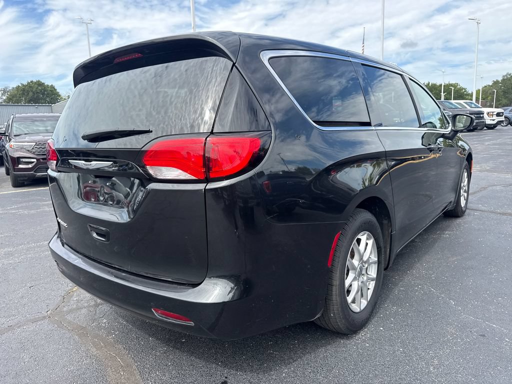 Used 2023 Chrysler Voyager LX FWD image 7