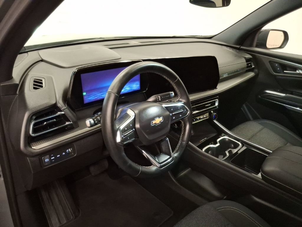 Used 2025 Chevrolet Traverse LT image 19