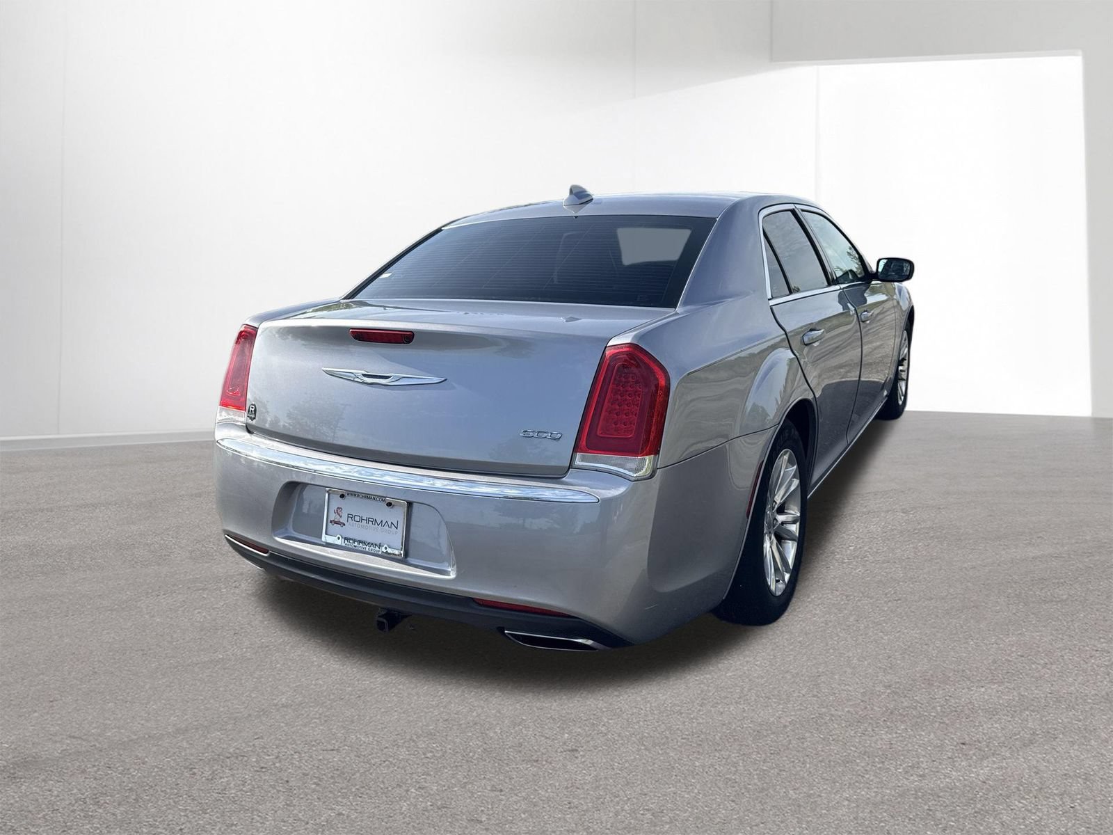 Used 2017 Chrysler 300 Limited RWD image 4