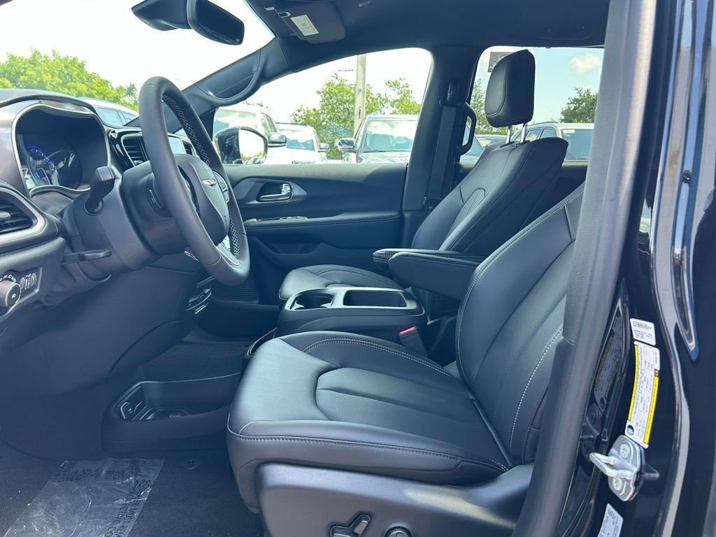 New 2025 Chrysler Pacifica Select w/ Uconnect Theater Family Group image 9