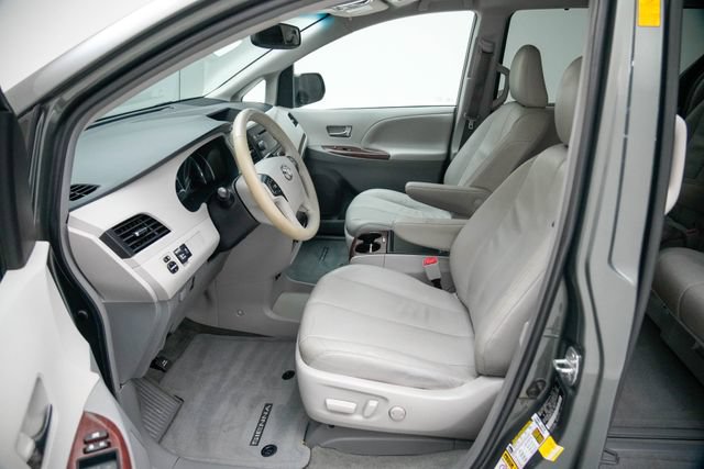 Used 2014 Toyota Sienna XLE FWD image 3
