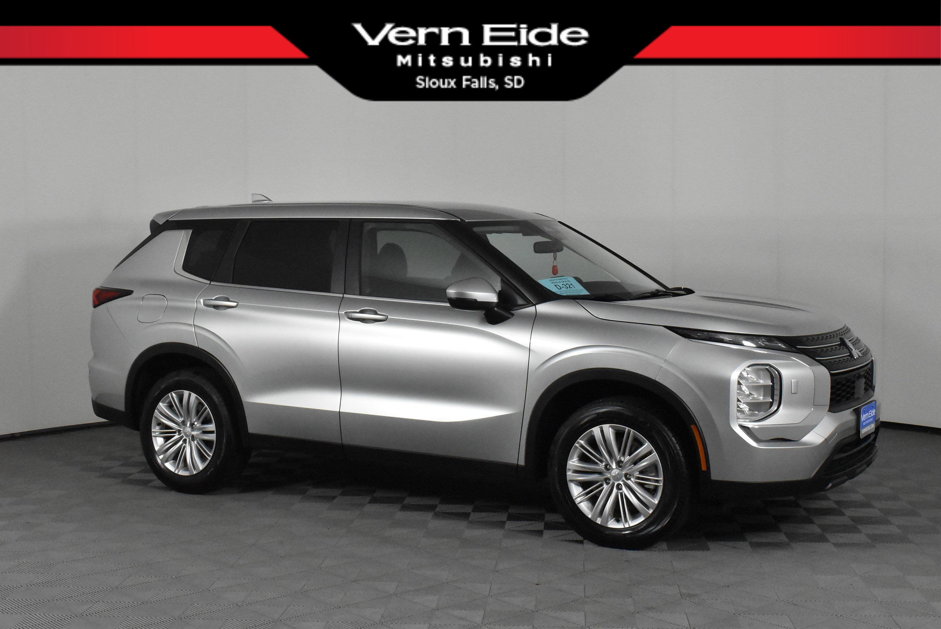 Used 2024 Mitsubishi Outlander ES image 1