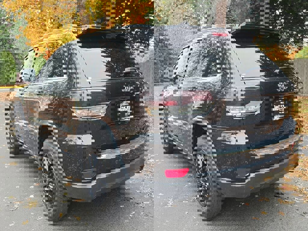 Used 2020 Jeep Grand Cherokee Limited w/ Luxury Group II image 4