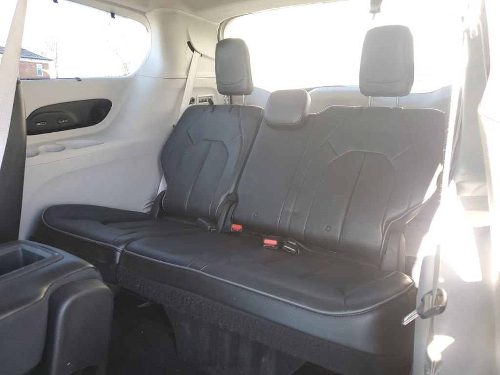 Used 2018 Chrysler Pacifica Limited image 35
