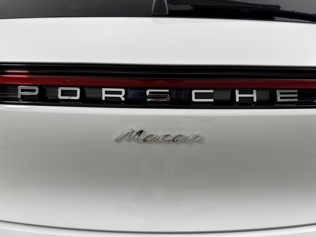 Certified 2025 Porsche Macan AWD/4WD image 19