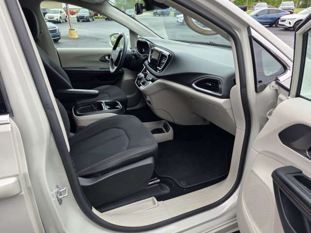 Used 2020 Chrysler Pacifica Touring w/ Advanced Safetytec Group FWD image 18