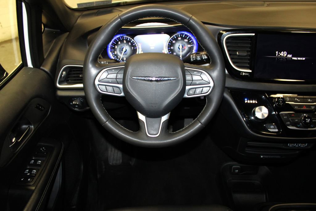 Used 2025 Chrysler Pacifica Select image 13