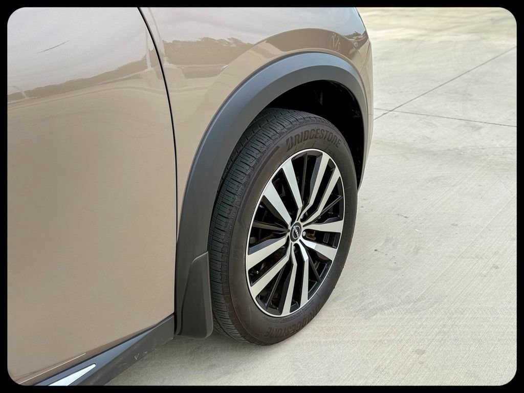 Used 2024 Nissan Pathfinder Platinum w/ Cargo Package image 8