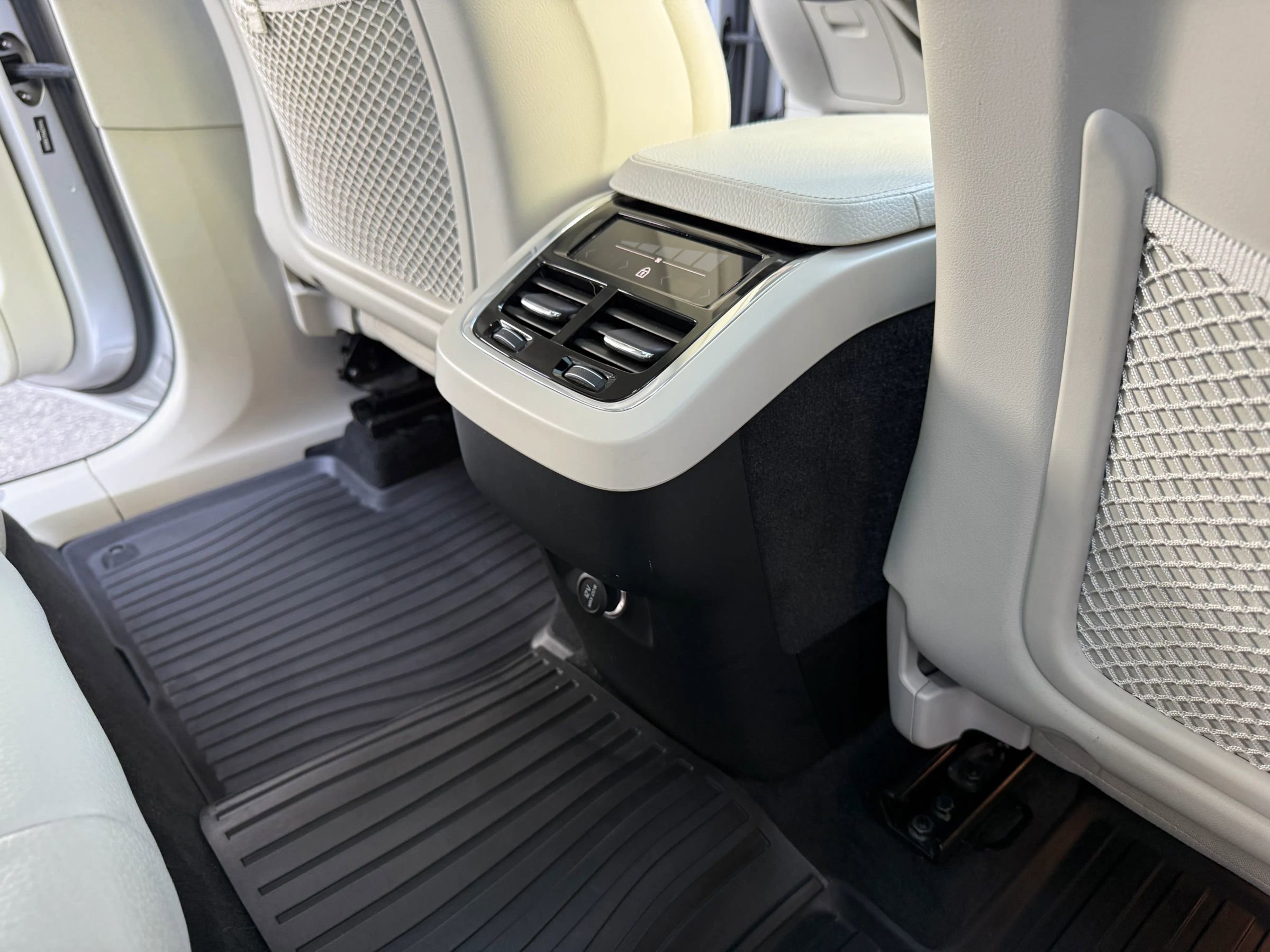 Used 2018 Volvo XC90 T6 Momentum w/ Convenience Package image 23