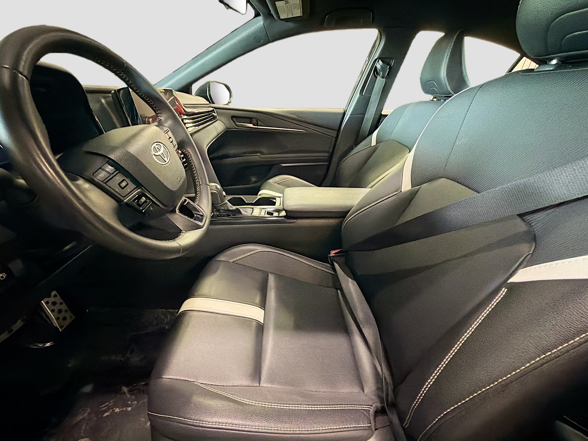 Used 2025 Toyota Camry SE FWD image 13