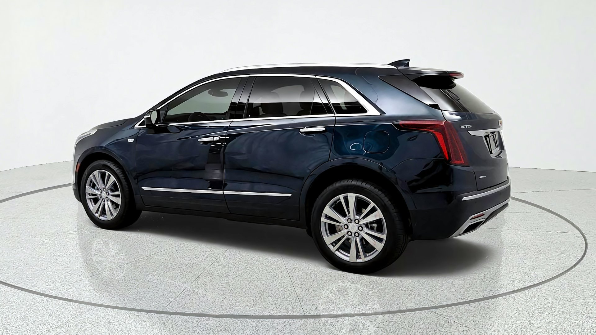 Certified 2024 Cadillac XT5 Premium Luxury w/ LPO, Floor Liner Package AWD/4WD image 3