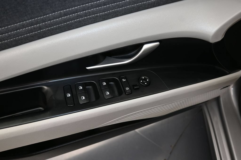 Used 2025 Hyundai Elantra Limited FWD image 11