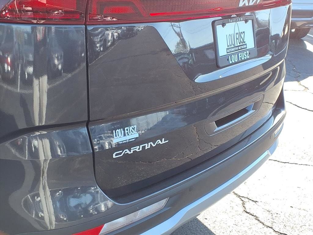 Used 2024 Kia Carnival EX image 25