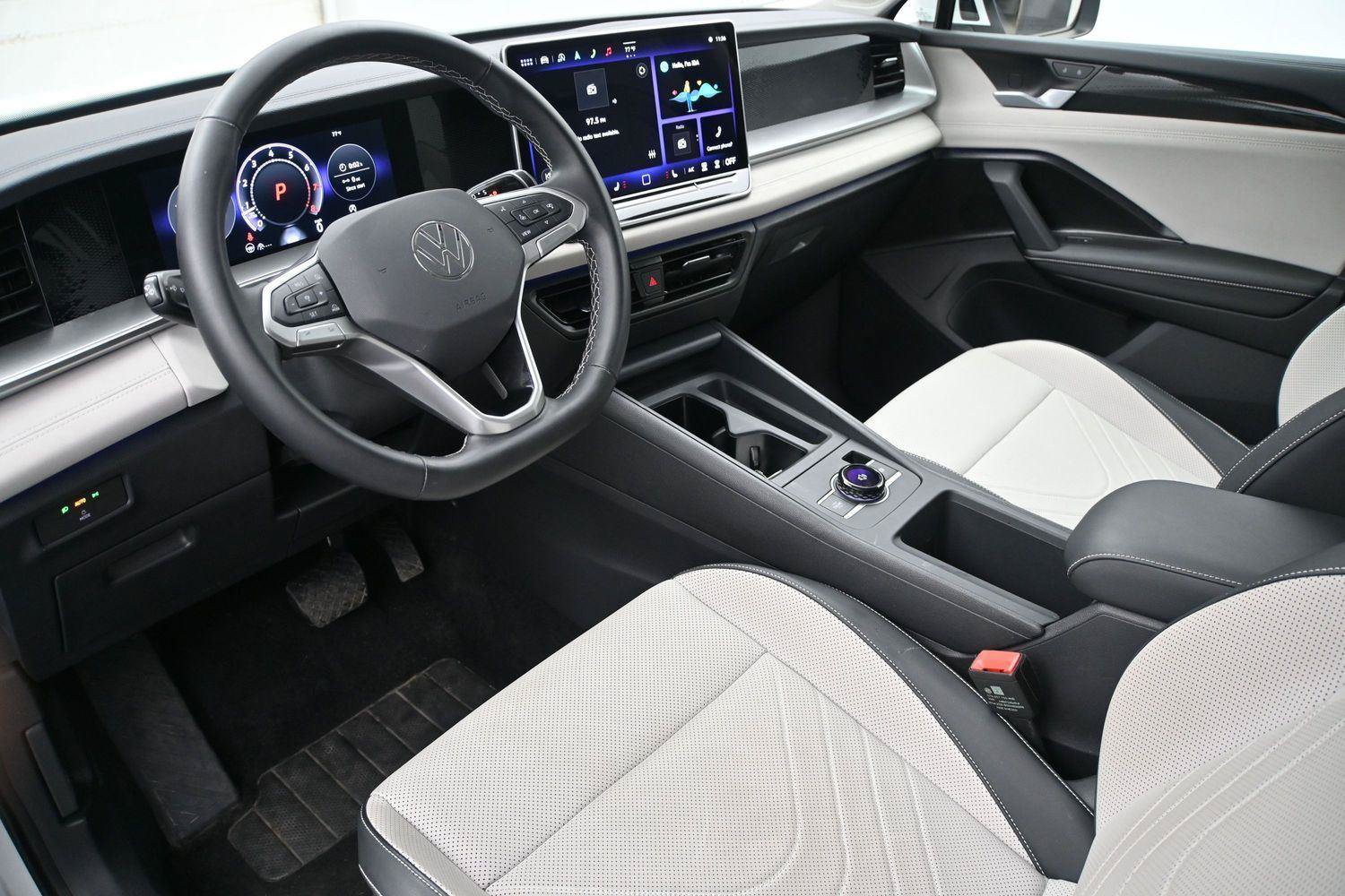 Used 2025 Volkswagen Tiguan SE AWD/4WD image 2
