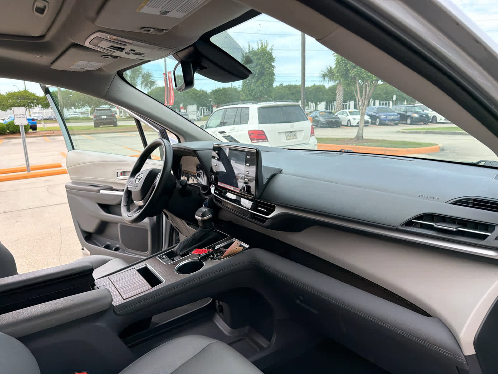 Used 2024 Toyota Sienna XLE FWD image 41