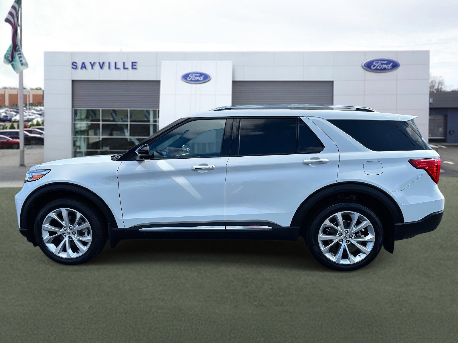 Used 2023 Ford Explorer Platinum w/ Technology Package image 2