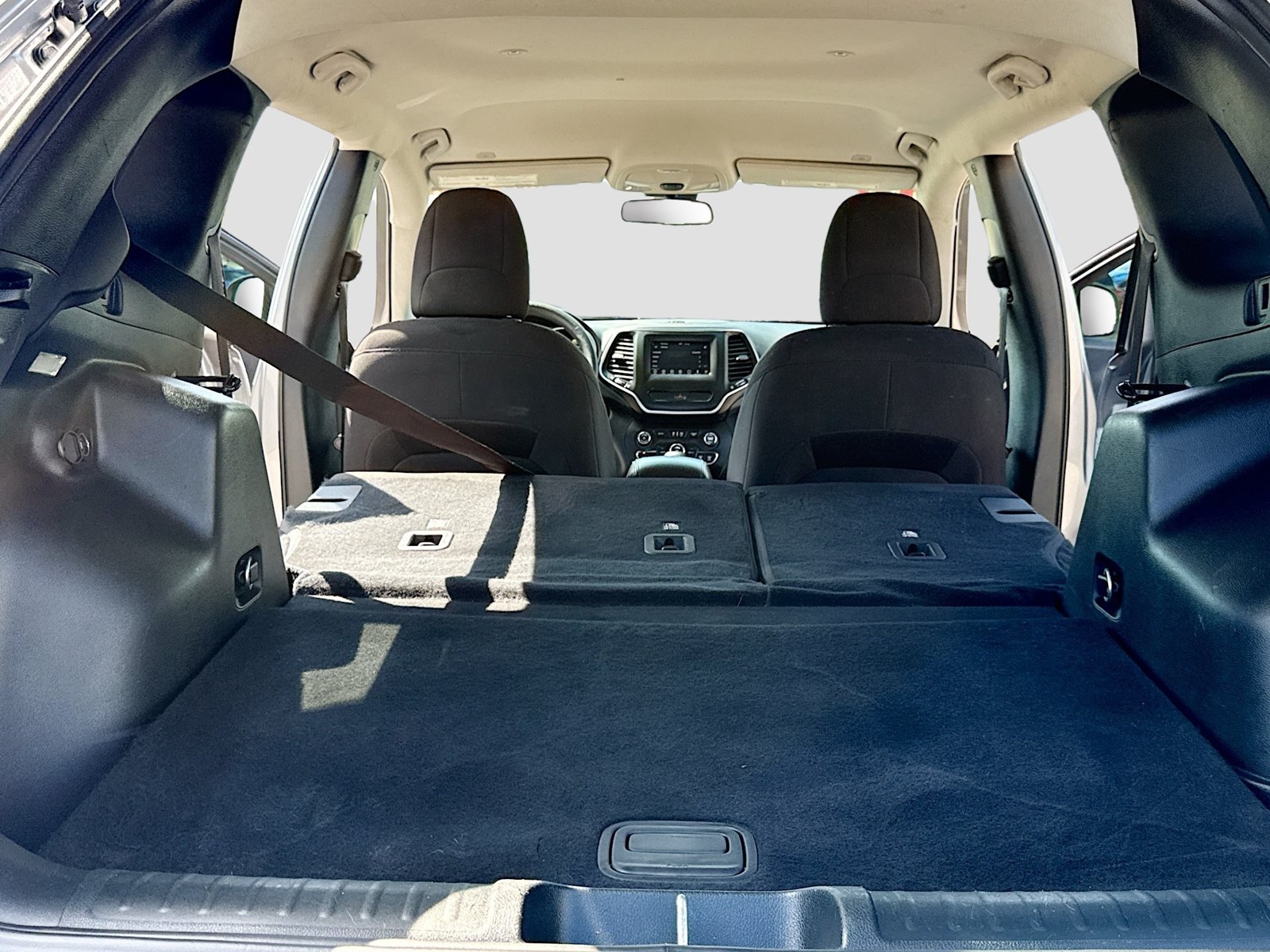 Used 2019 Jeep Cherokee Latitude w/ Popular Appearance Group FWD image 21