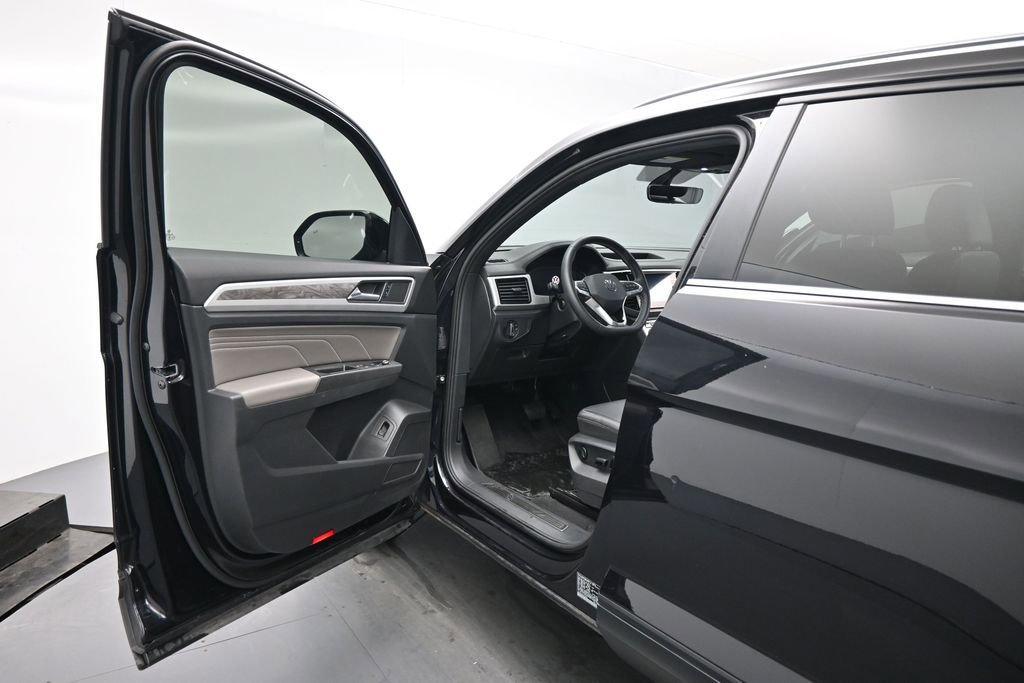 Used 2023 Volkswagen Atlas Cross Sport SE w/ Black Wheel Package AWD/4WD image 8