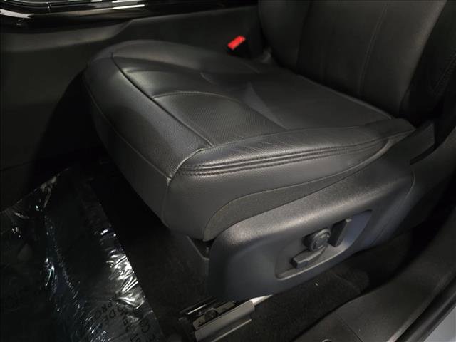 Certified 2025 Land Rover Range Rover Evoque Dynamic SE image 29