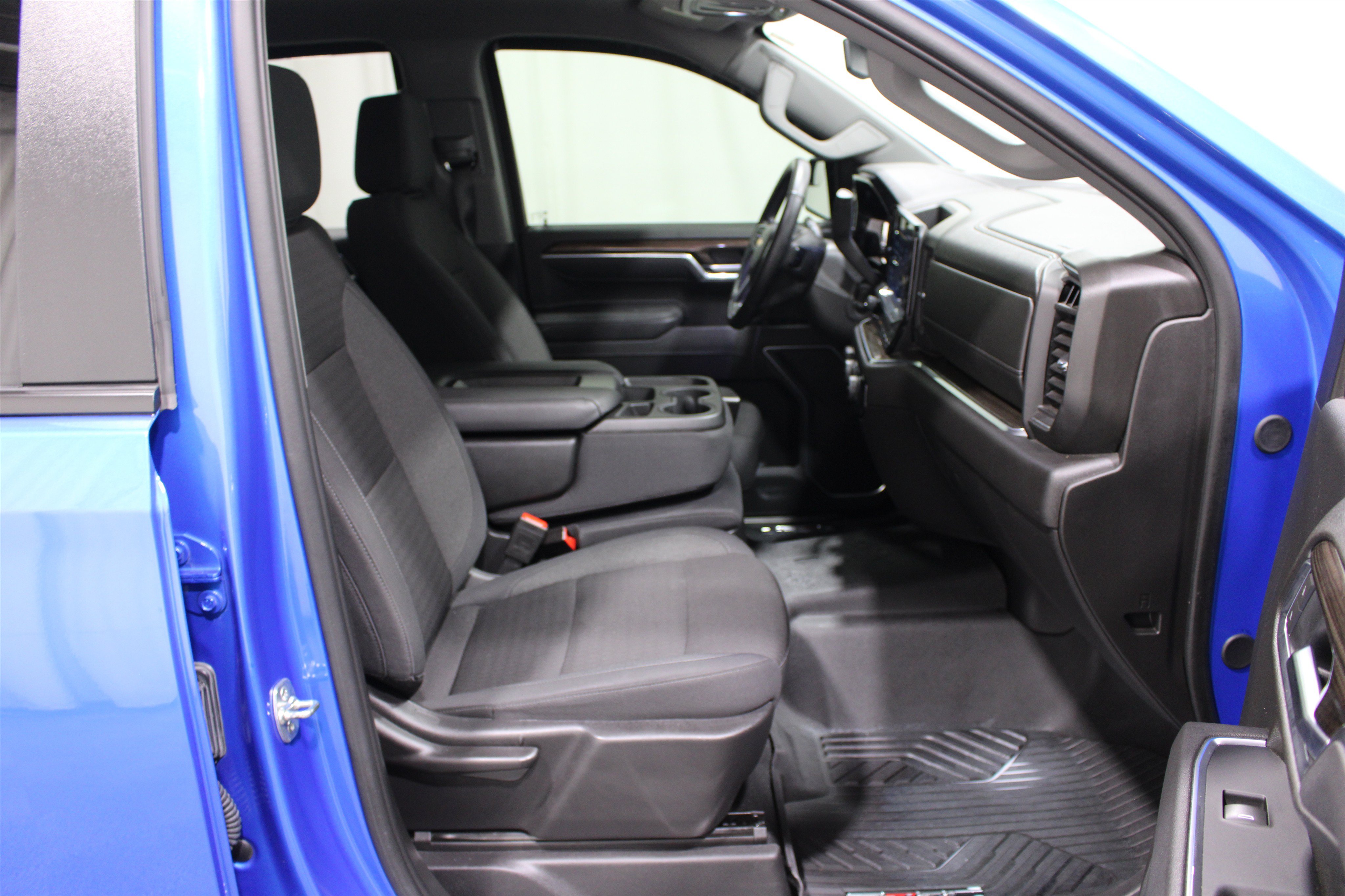 Used 2025 Chevrolet Silverado 1500 LT AWD/4WD image 25