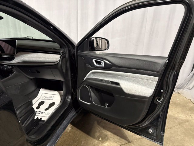 Used 2023 Jeep Compass Latitude AWD/4WD image 31