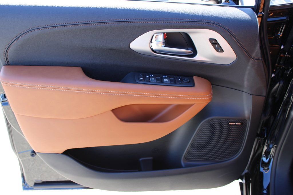 New 2026 Chrysler Pacifica Pinnacle image 9