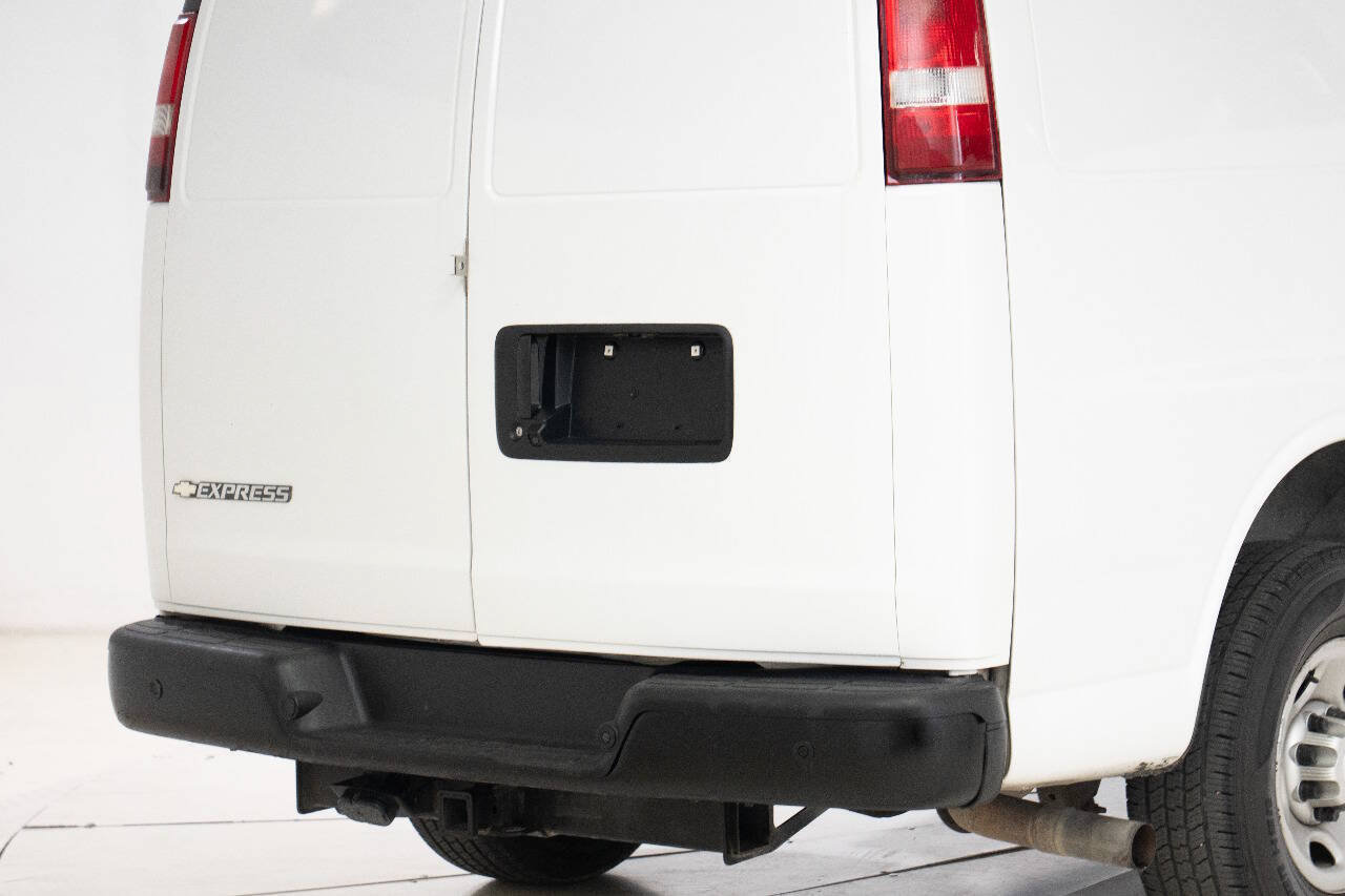 Used 2017 Chevrolet Express 2500 RWD image 16