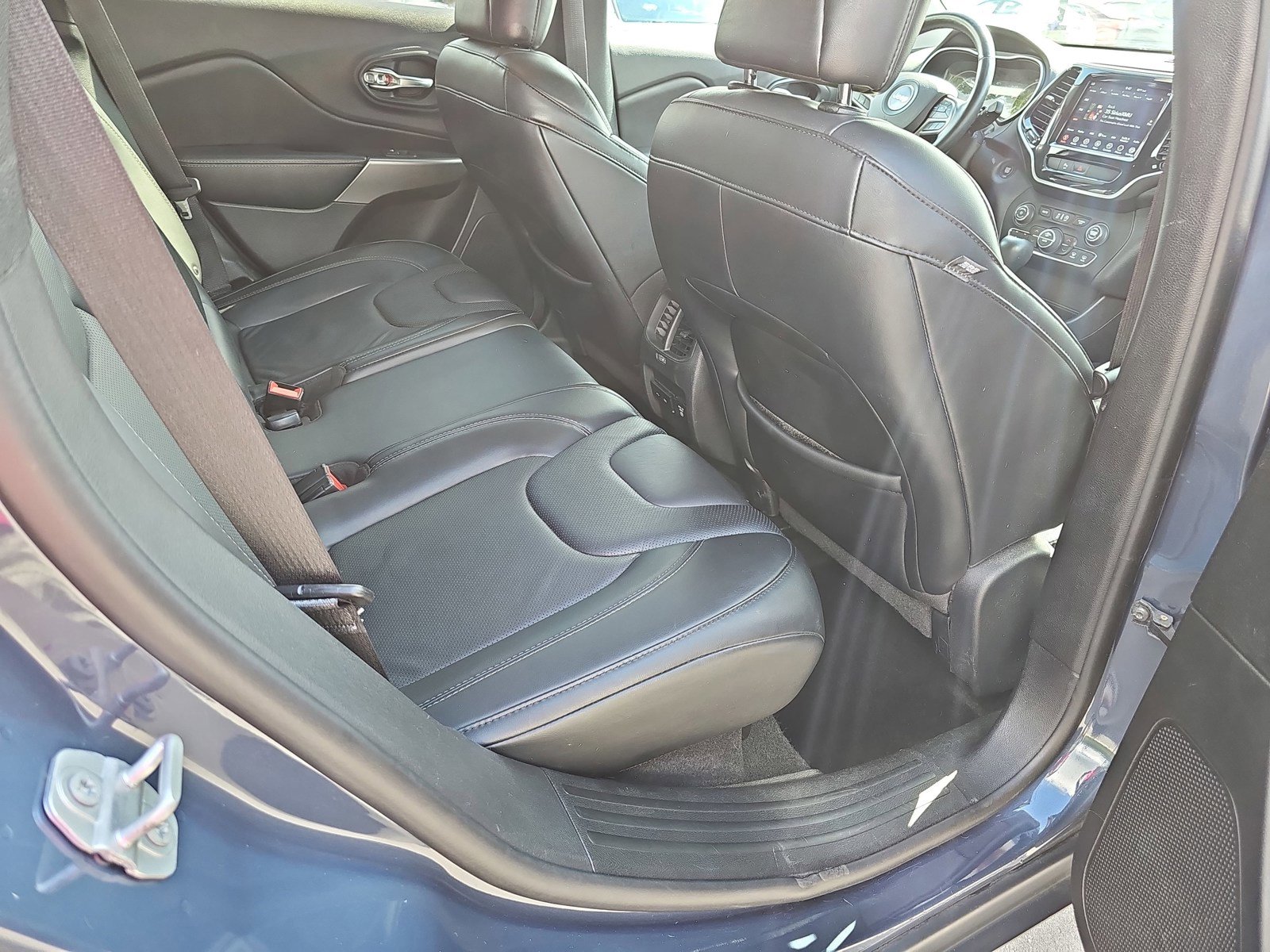 Used 2019 Jeep Cherokee Limited AWD/4WD image 12