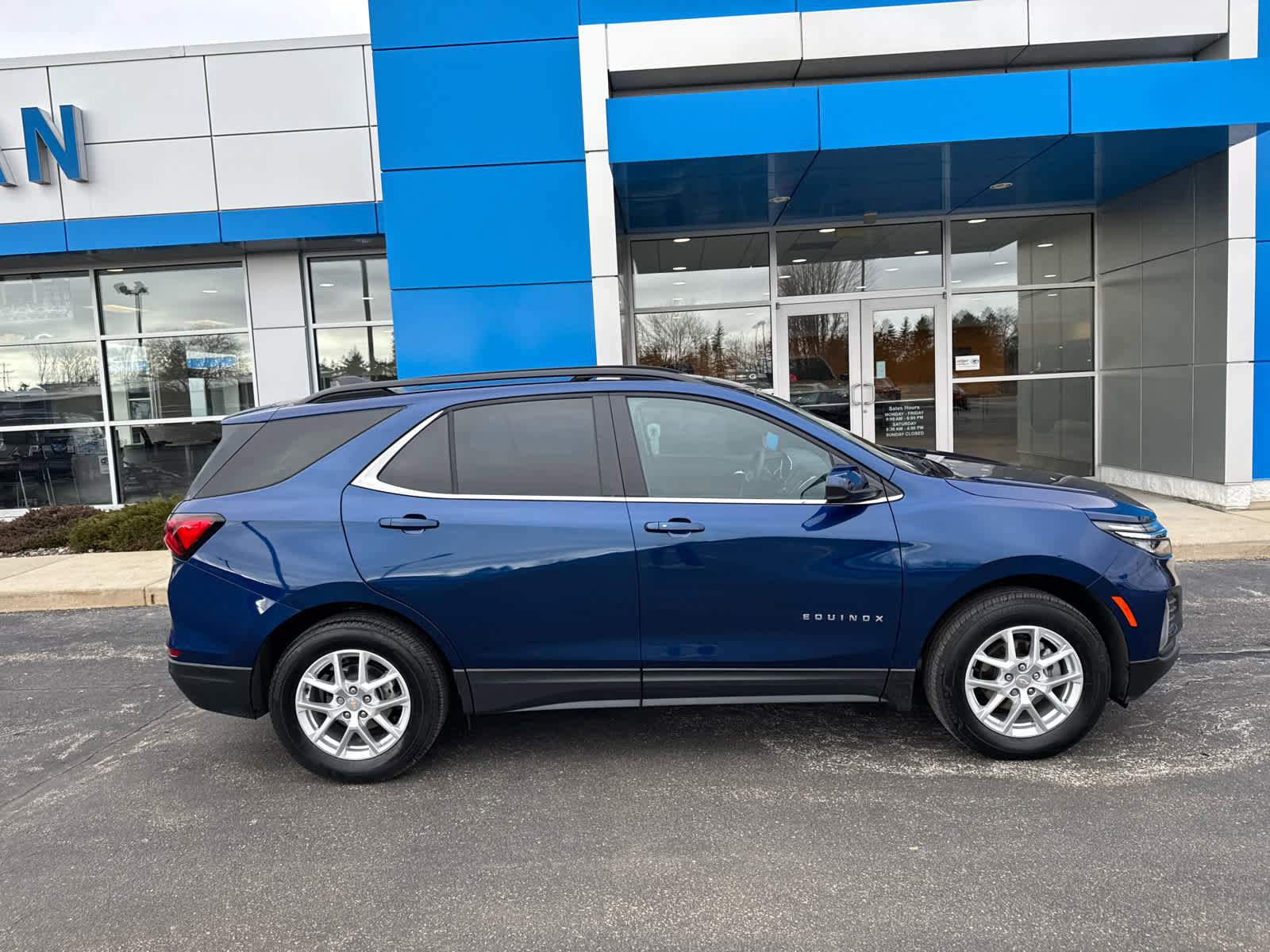 Used 2023 Chevrolet Equinox LT image 3