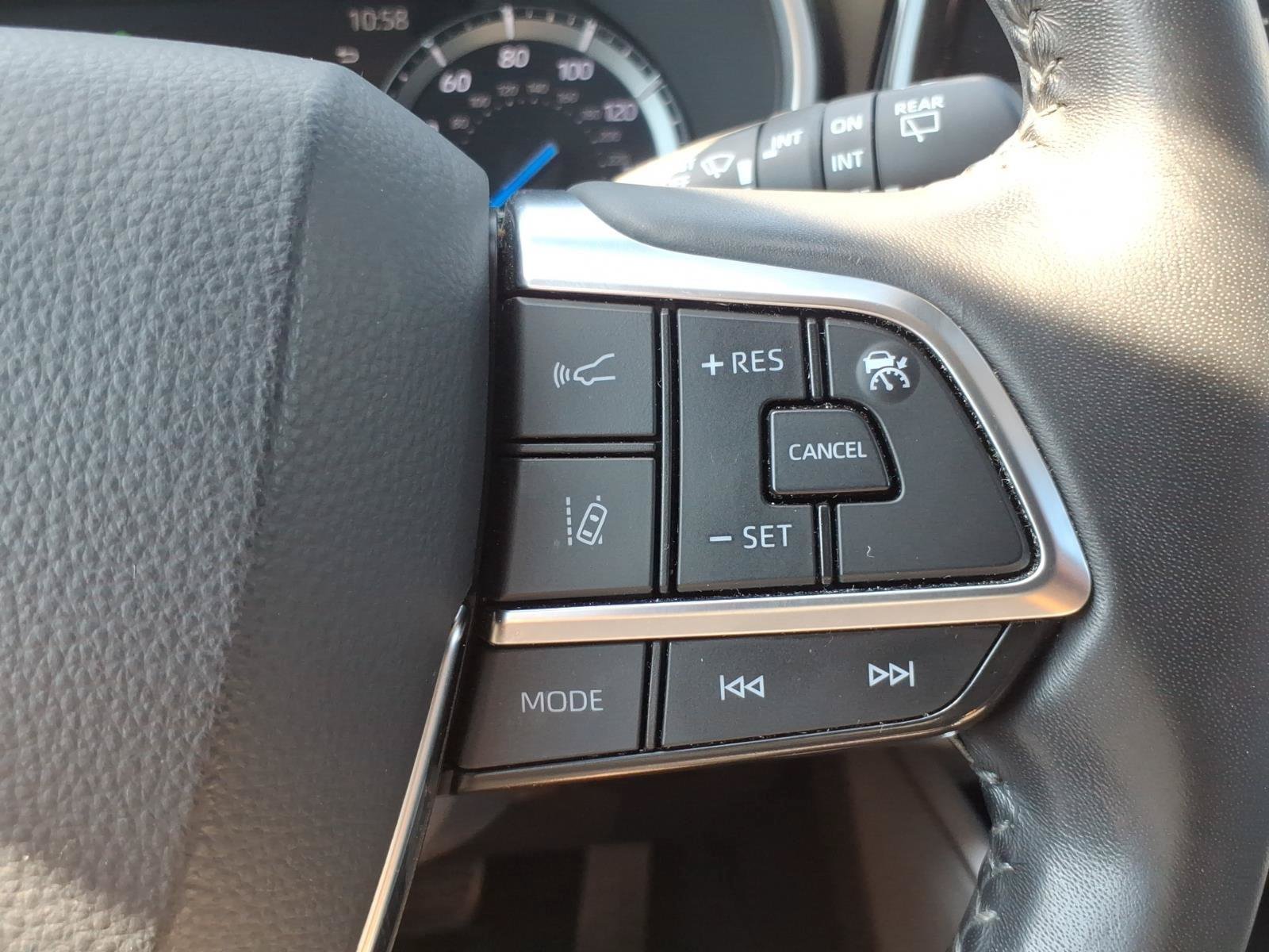 Used 2020 Toyota Highlander XLE AWD/4WD image 16