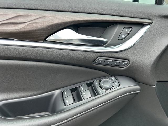 Used 2022 Buick Enclave Avenir w/ Avenir Technology Package AWD/4WD image 22