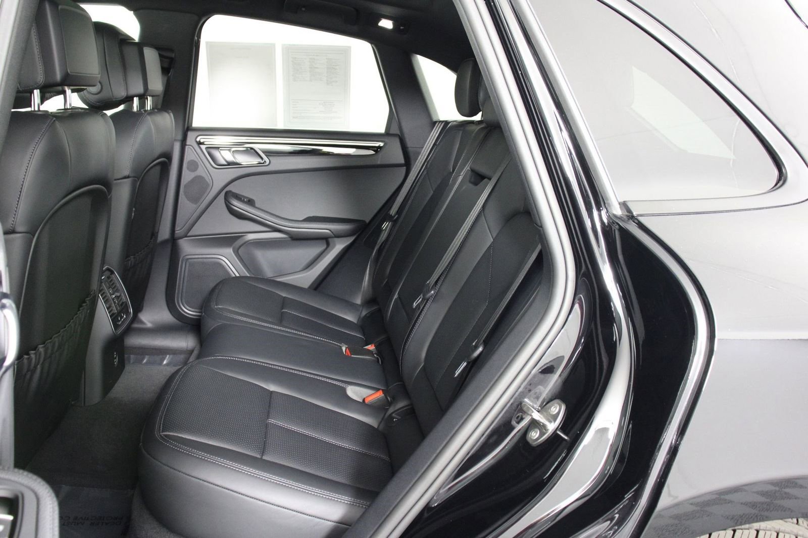 Certified 2025 Porsche Macan image 33