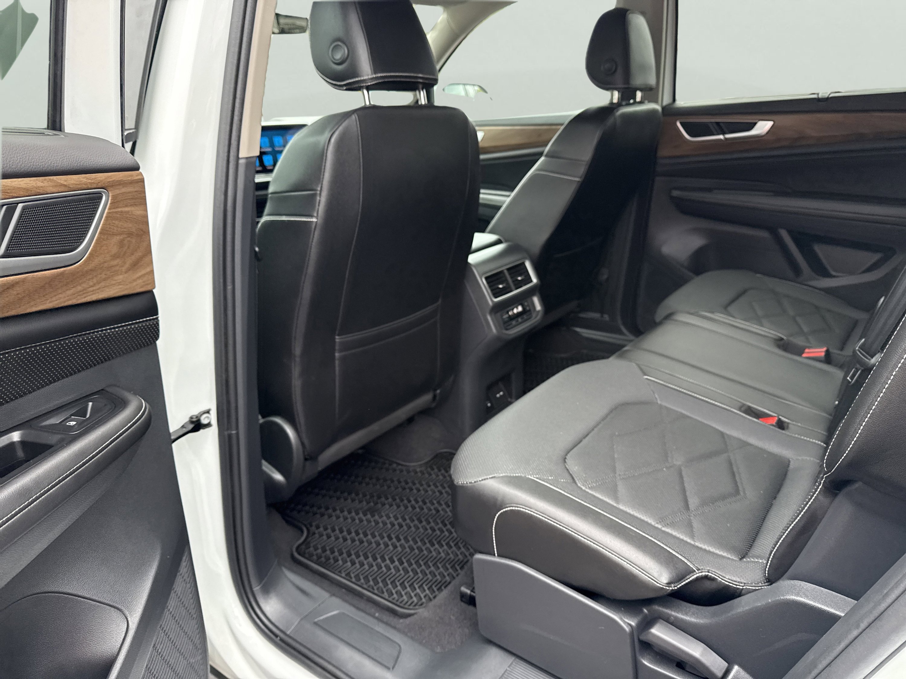 Used 2024 Volkswagen Atlas SE AWD/4WD image 17
