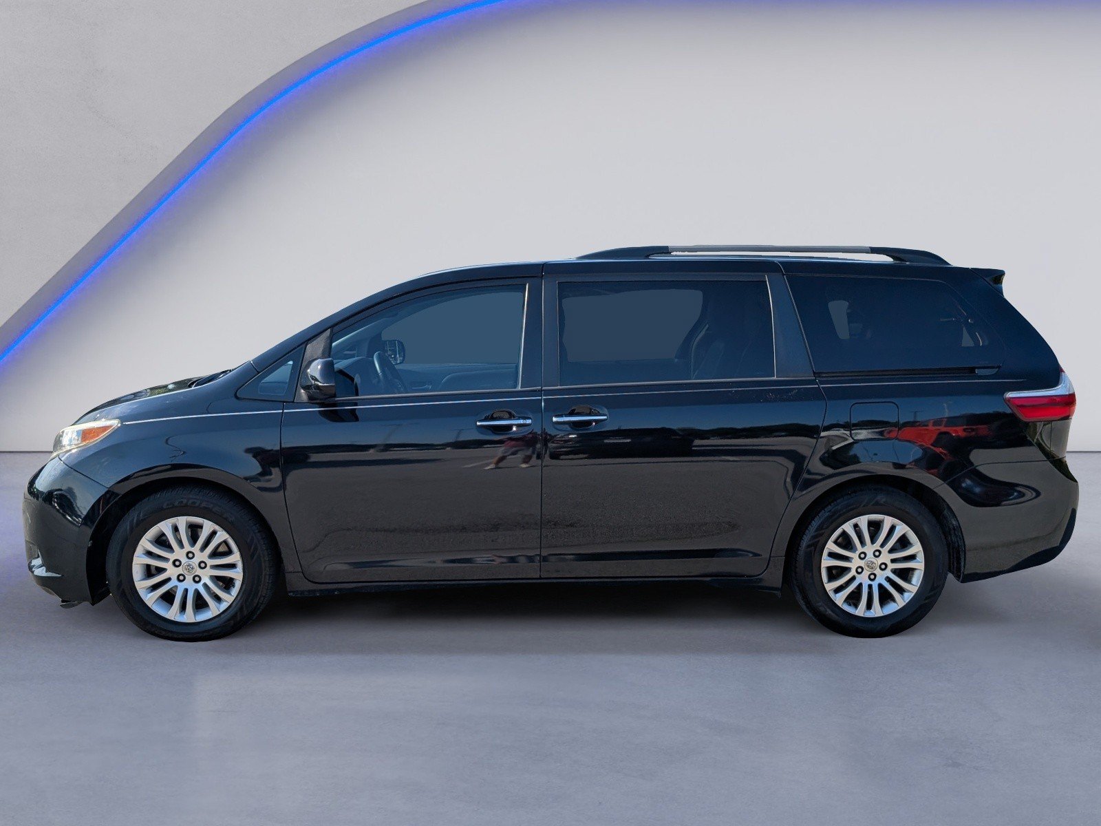 Used 2015 Toyota Sienna XLE FWD image 6