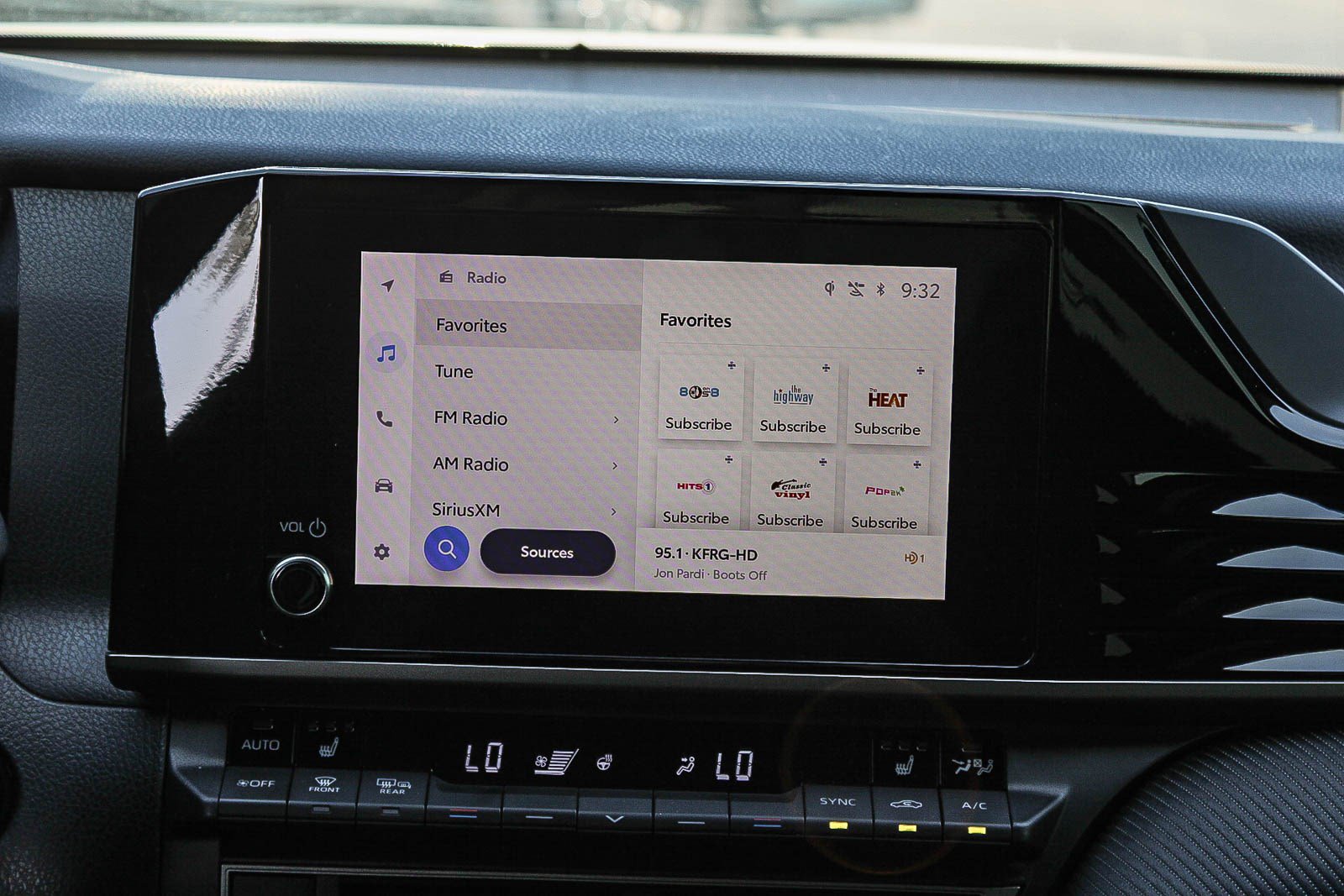 Used 2025 Toyota Camry SE w/ Convenience Package FWD image 17