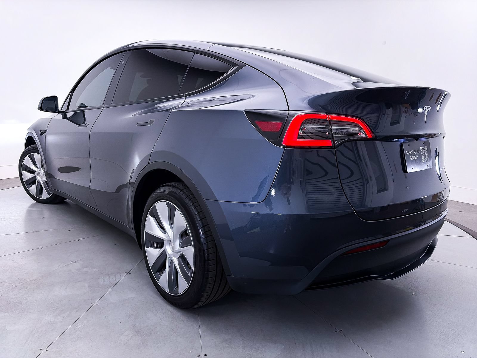 Used 2023 Tesla Model Y Long Range AWD/4WD image 2