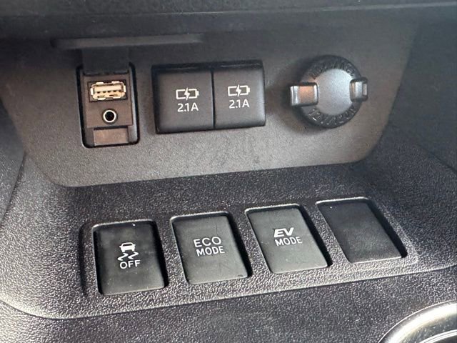 Certified 2017 Toyota Highlander LE w/ Carpet Mat Package AWD/4WD image 15