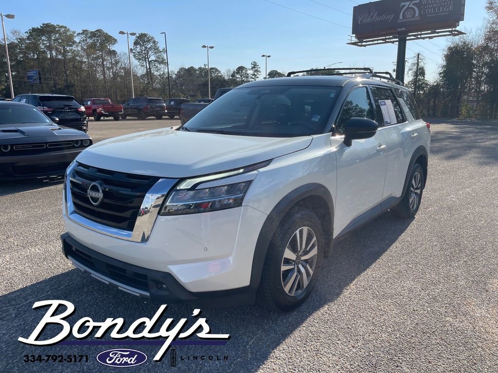 Used 2023 Nissan Pathfinder SL w/ Lighting Package (N92) image 4