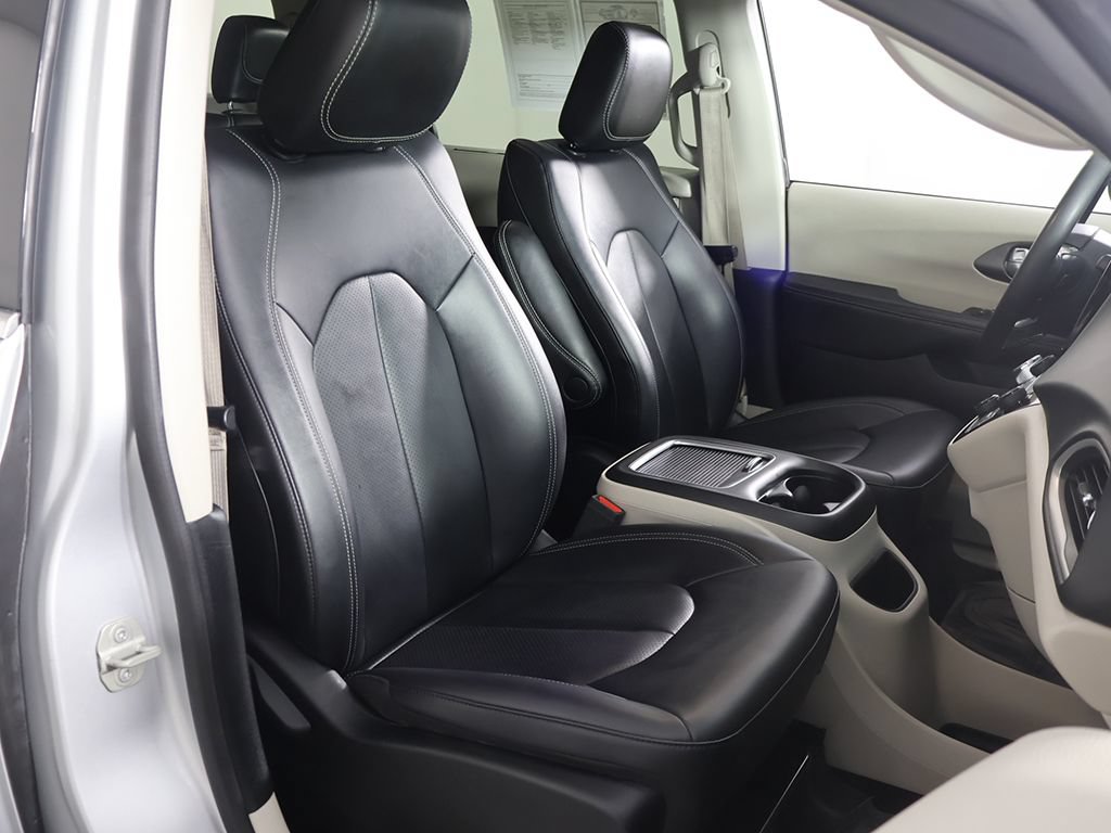 Used 2024 Chrysler Pacifica Touring-L FWD image 30