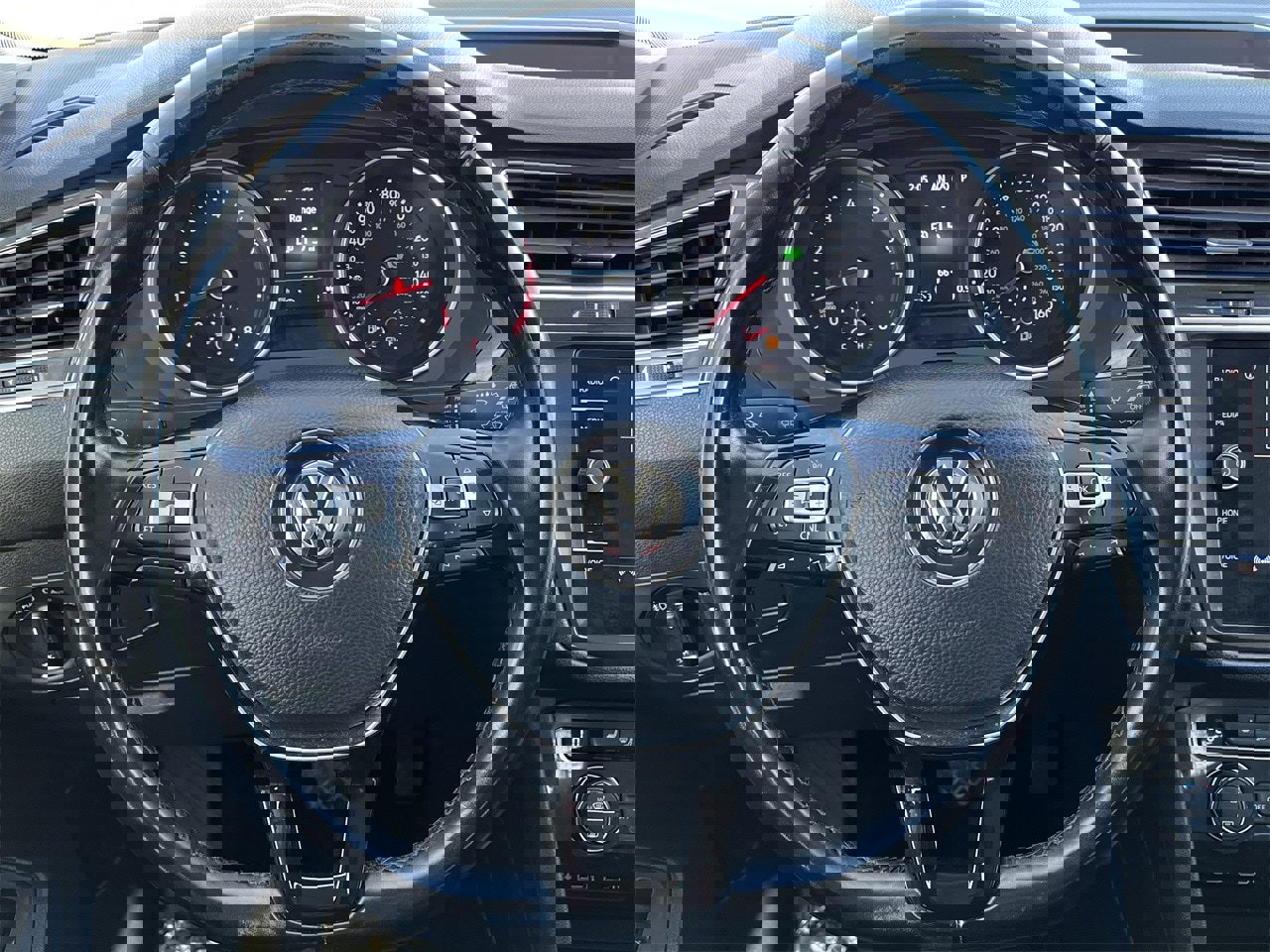 Used 2018 Volkswagen Tiguan SEL image 11