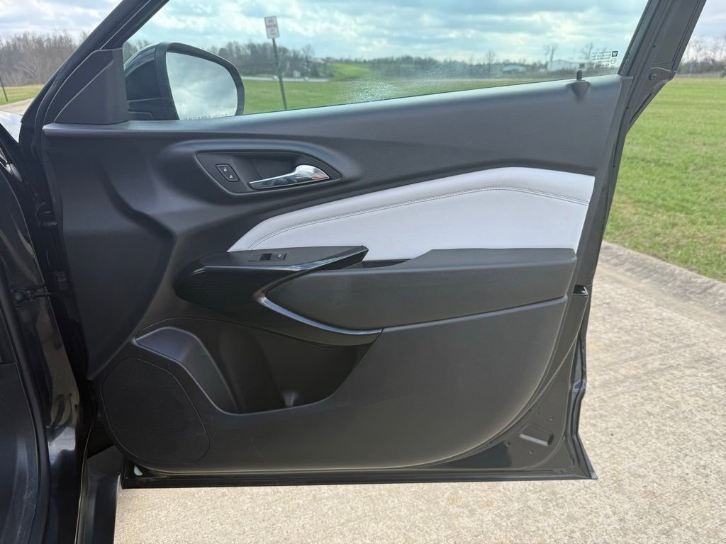 Used 2025 Chevrolet Trax LT w/ LT Convenience Package image 19