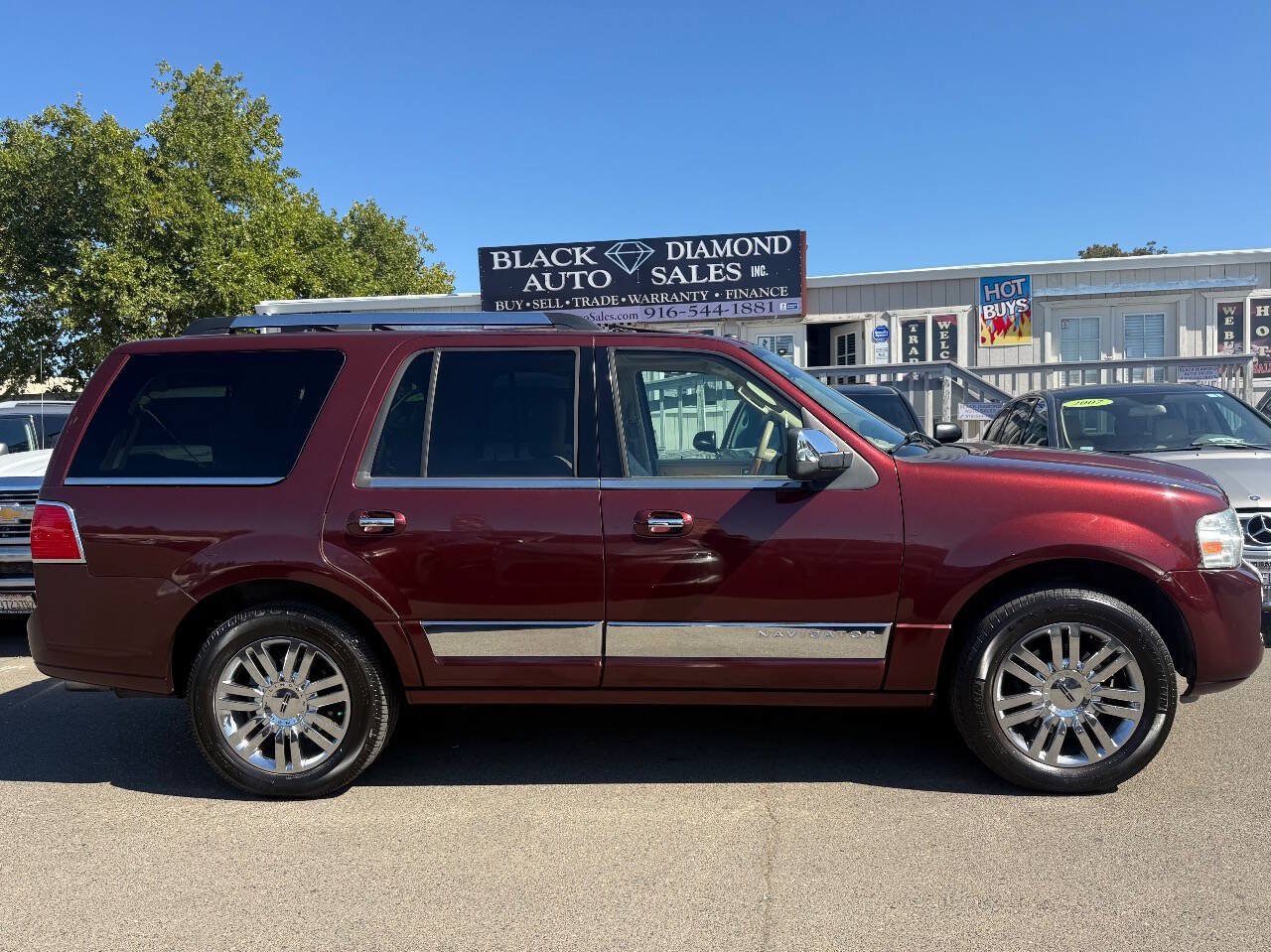 Used 2010 Lincoln Navigator 4WD image 2