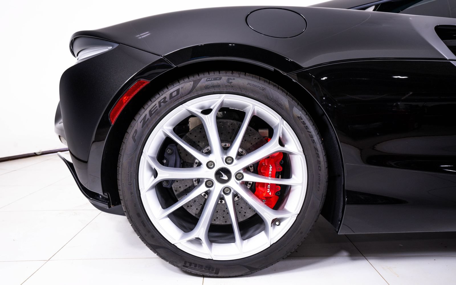 Used 2024 McLaren Artura RWD image 16
