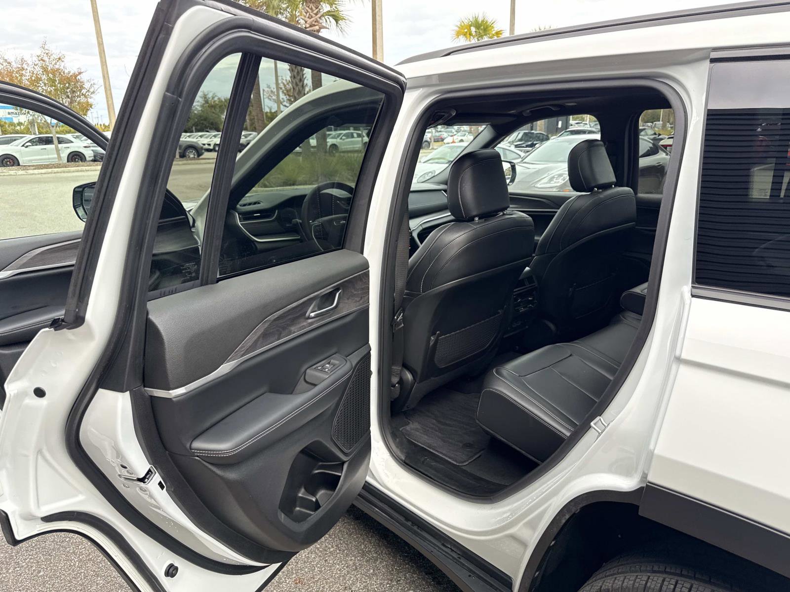 Used 2025 Jeep Grand Cherokee Limited w/ Black Appearance Package image 15