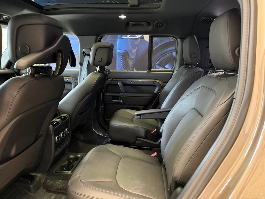 New 2025 Land Rover Defender 130 X-Dynamic SE image 12