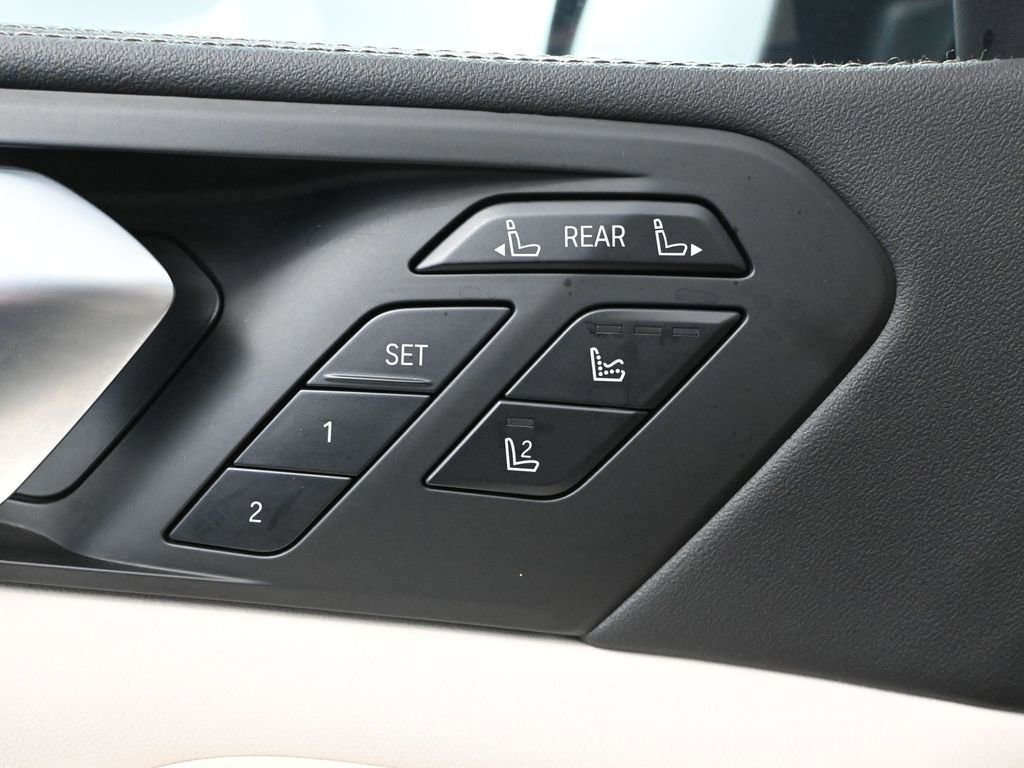 Used 2023 BMW X7 xDrive40i w/ Executive Package image 23